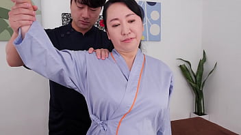 Ashikawa的Yuko乳房按摩使成熟女性狂野,并导致强烈的高潮